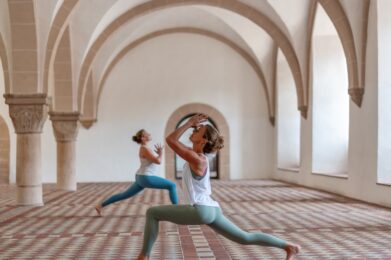 Yoga im Kloster Eberbach mit Silke Schuster von Lebensflow, Miriam Bender von Yogacare und Christa Zehnder
