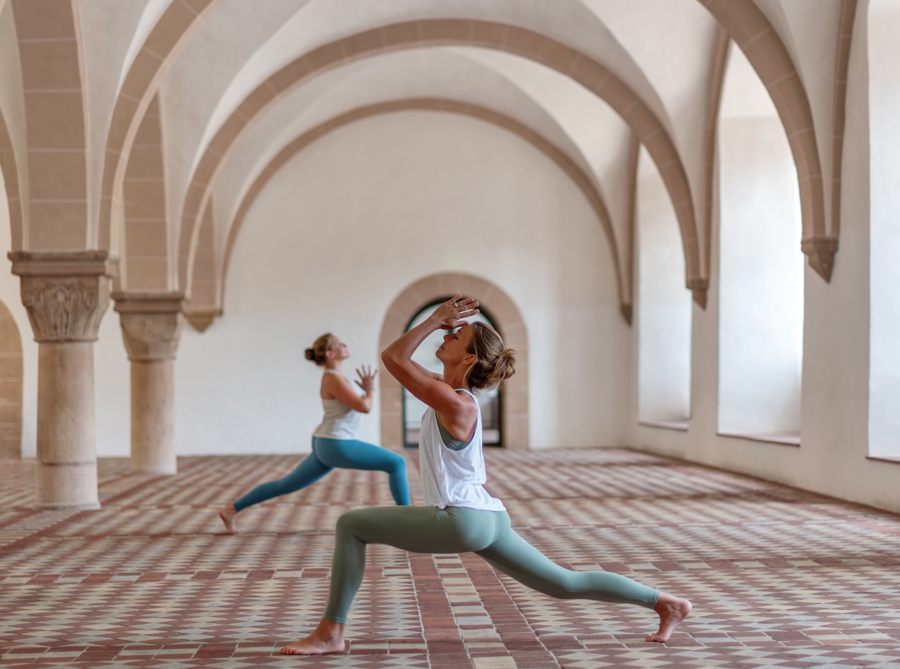 Yoga im Kloster Eberbach mit Silke Schuster von Lebensflow, Miriam Bender von Yogacare und Christa Zehnder